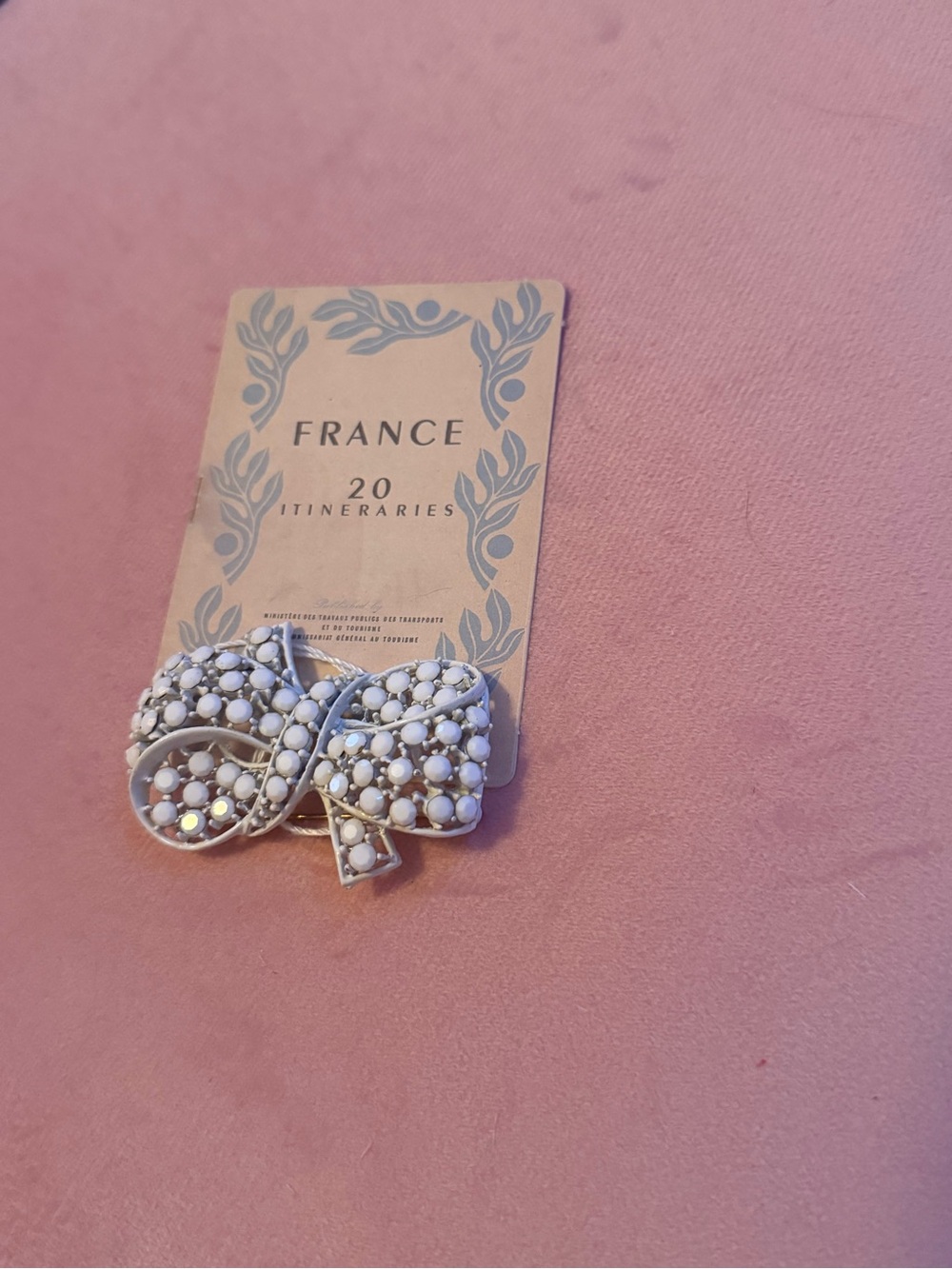 Bow brooch